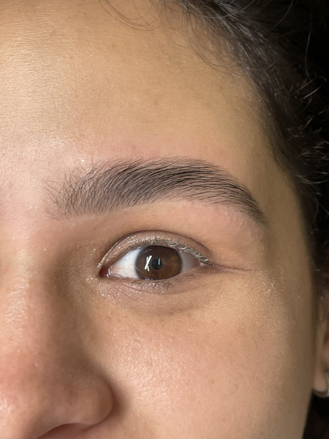 De cejas escasas a pobladas en solo 60 días.